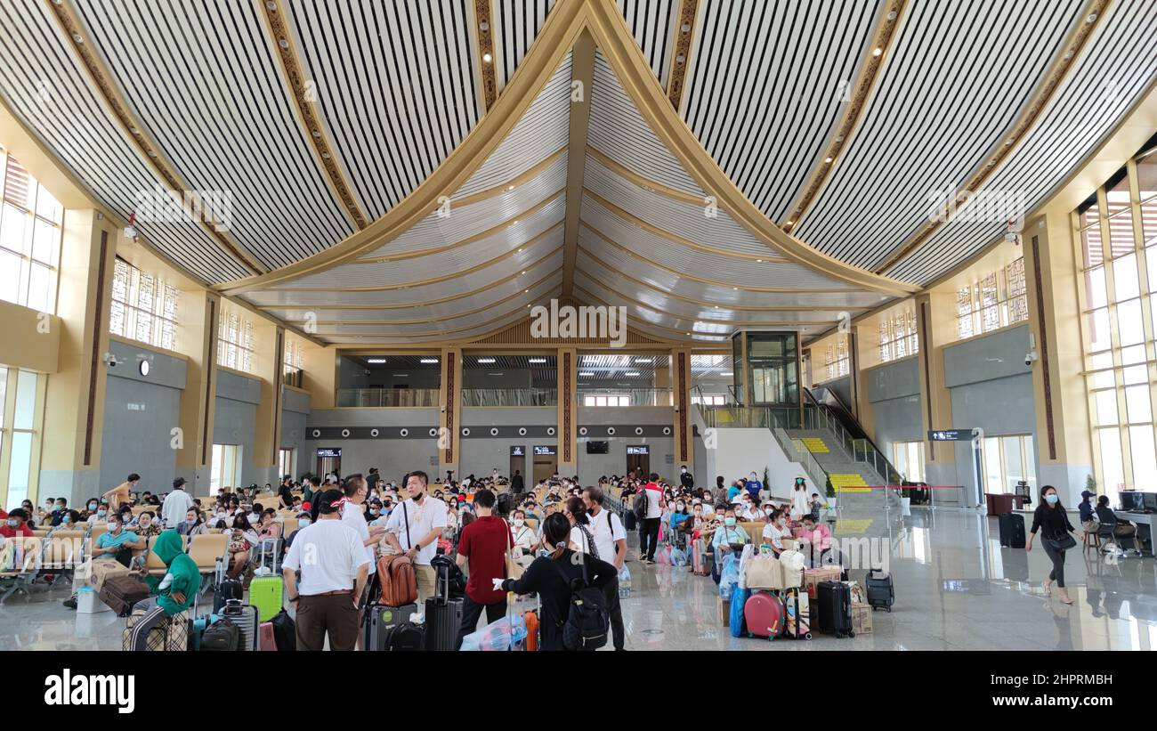 (220223) -- VIENTIANE, 23. Februar 2022 (Xinhua) -- das Foto vom 13. Februar 2022 zeigt die Wartehalle des Bahnhofs Luang Prabang entlang der China-Laos-Eisenbahn in Luang Prabang, Laos. Die Laos-China Railway Company (LCRC) hat angekündigt, dass sie neben den beiden bestehenden Hochgeschwindigkeitszügen der EMU (elektrische Mehreinheiten) auch langsamere Züge betreiben wird, um den wachsenden Bedarf der Passagiere zu decken. Der LCRC betreibt täglich zwei Paar Emu-Züge, ein Paar zwischen Vientiane und Boten, das an China grenzt, und ein weiteres zwischen Vientiane und der alten Hauptstadt Luang Prabang. (Foto von Li Huan/X Stockfoto