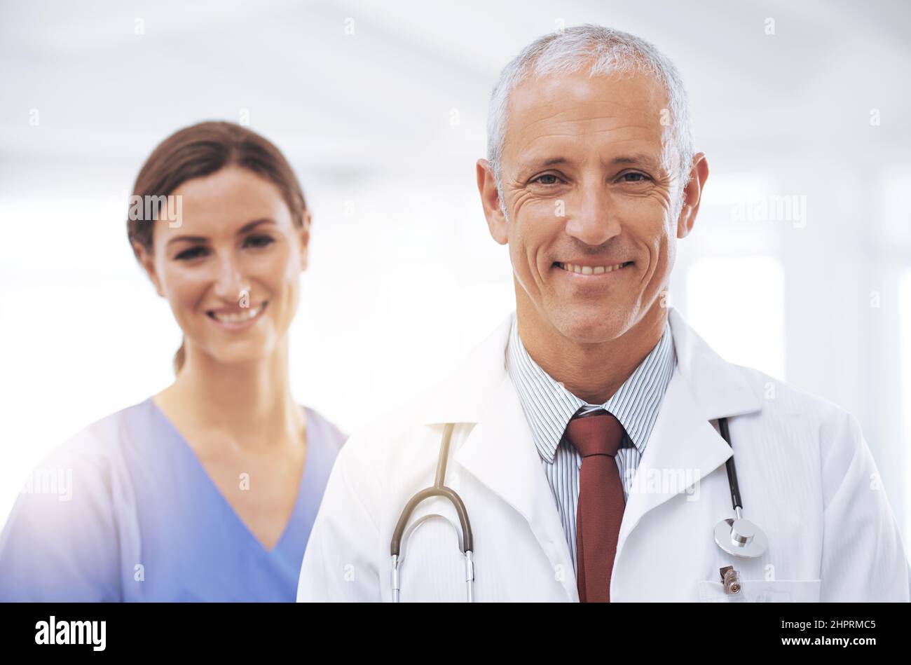 Sie versorgen Sie mit der bestmöglichen Pflege. Porträt von zwei freundlichen Ärzten. Stockfoto