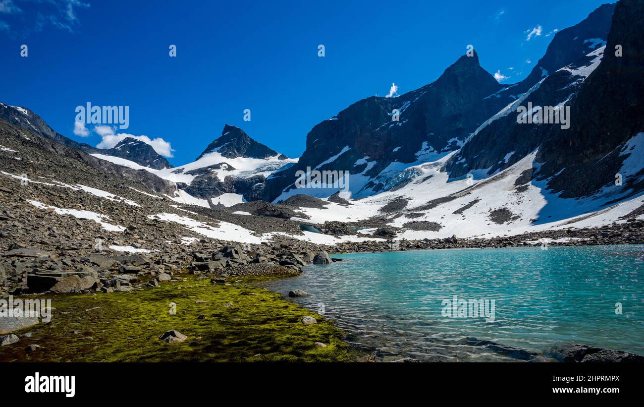 Ringsdalen im westlichen Jotunheimen, Norwegen. Gletschertunnel, der im Sommer durch Eisschmelzen geformt wurde. Espen Stensvoll Stockfoto