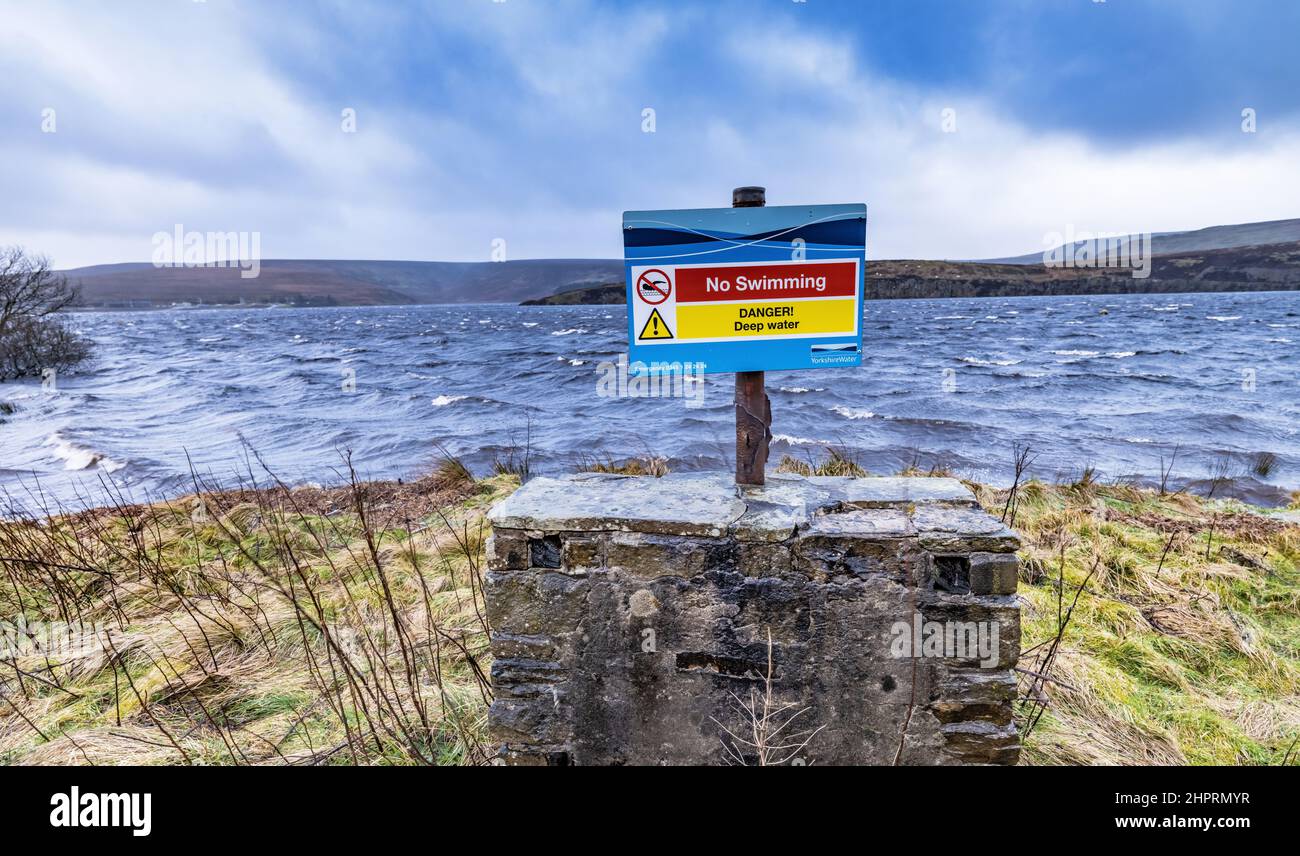 Ein No-Swimm-Schild, das versucht, wilde Schwimmer von Winscar Resevoir, einem Wasser aus Yorkshire, abzuschrecken. Stockfoto