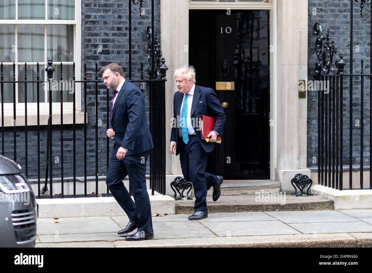 Der britische Premierminister Boris Johnson verlässt sein Büro in der Downing Street Nr. 10, um an den Fragen des Premierministers in dieser Woche im Parlament teilzunehmen. Stockfoto