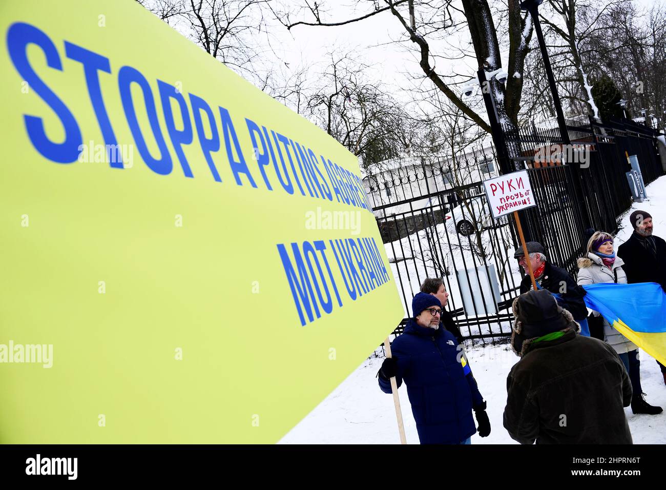 Ein Protestler hält ein Schild mit dem Text "Stoppt Putins-Aggressionen gegen Ukriane" während eines Protests gegen Russlands Aggression gegen die Ukraine vor der russischen Botschaft in Stockholm am 23. Februar 2022. Foto: Paul Wennerholm / TT Stockfoto