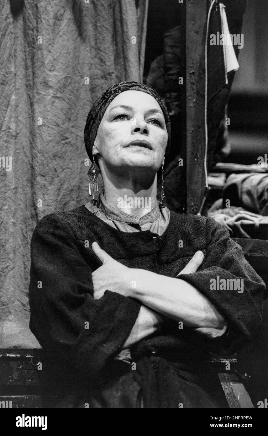 Glenda Jackson (Anna Fierling / Mother Courage) in MOTHER COURAGE von Bertolt Brecht am Mermaid Theatre, London EC4 07/1990 eine Produktion des Glasgow Citizens Theatre, entworfen und inszeniert von Philip Prowse Stockfoto