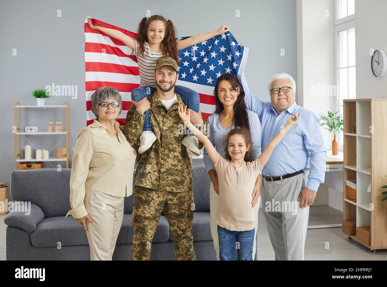 Porträt eines glücklichen amerikanischen Soldaten in Tarnuniform zusammen mit seiner Familie Stockfoto