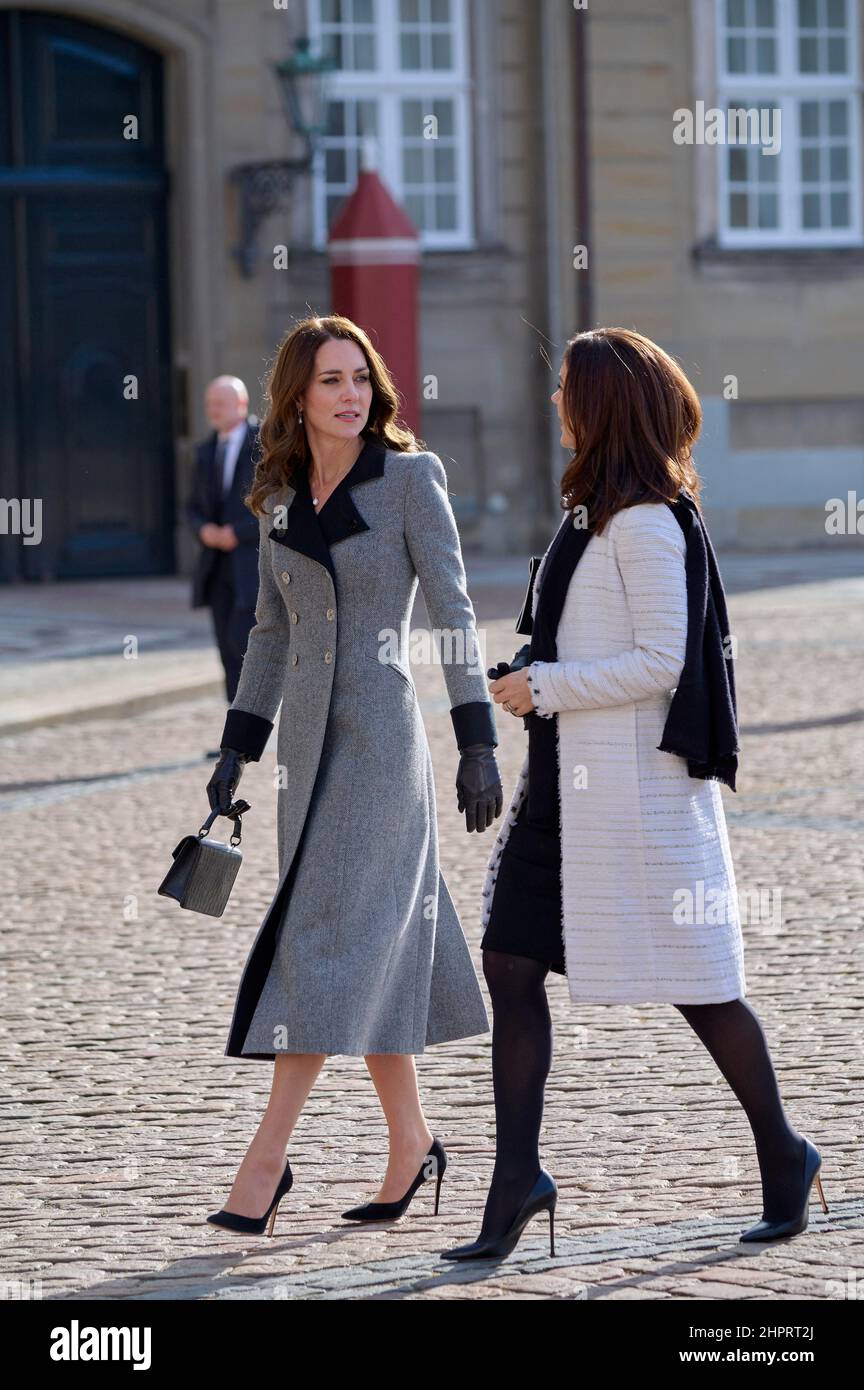 Dänemark - Kopenhagen, 23rd. Februar 2022, Kronprinzessin Maria von Dänemark und Katharina, Herzogin von Cambridge, machen vor dem Mittagessen einen Spaziergang über den Innenhof Amalienborgs. Catherine, Herzogin von Cambridge, besucht Kopenhagen zwischen dem 22nd. Und 23rd. Februar zu einem Arbeitsbesuch bei der Royal Foundation Centre for Early Childhood. Kopenhagen, Dänemark am 23. Februar 2022. Foto von Stefan Lindblom/Stella Pictures/ABACAPRESS.COM Stockfoto