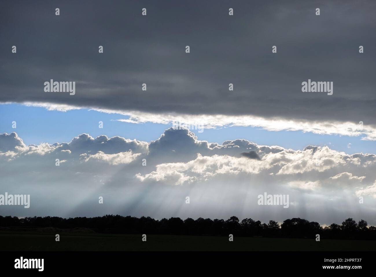 Himmel mit dunklen Wolken und hellen Streifen Stockfoto