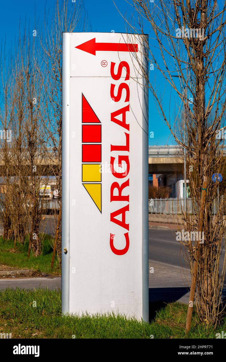 Fossano, Italien - 22. Februar 2022: Carglass-Logo auf vertikalem Plattenschild. Carglass ist eine Marke der Belron Group und ein führender Hersteller von Reparaturglas für Fahrzeuge Stockfoto