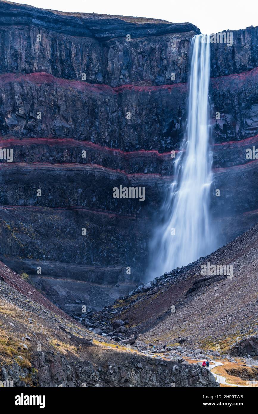 Hengifoss Wasserfall vertikale Zusammensetzung lange Belichtung Stockfoto