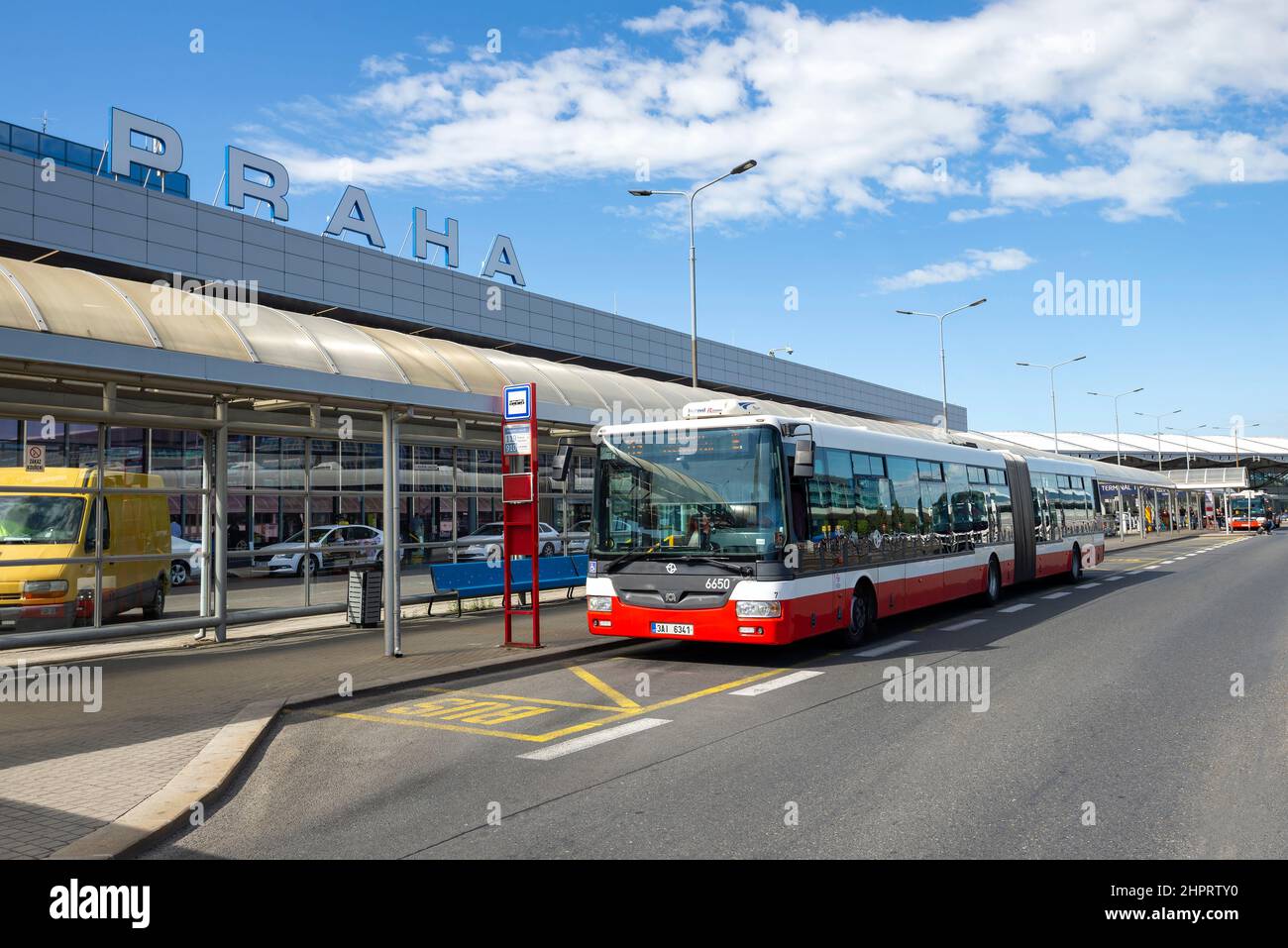 PRAG, TSCHECHISCHE REPUBLIK - 30. APRIL 2018: Personenbus an der Haltestelle am Vaclav Havel Airport Terminal. Prag Stockfoto