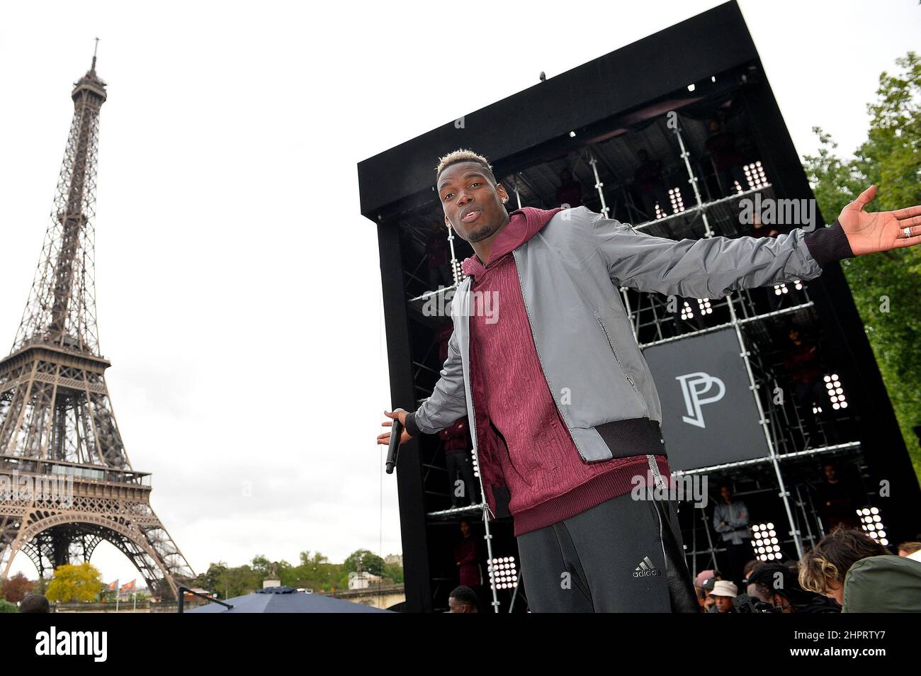 Der französische Fußballspieler Paul Pogba nimmt an der Vorstellung der Adidas Football X Paul Pogba Capsule Collection vor dem Eiffelturm Teil Stockfoto