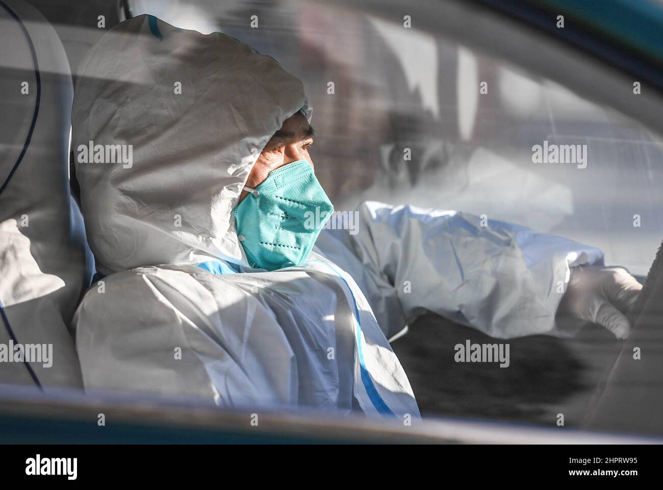 (220223) -- HOHHOT, 23. Februar 2022 (Xinhua) -- der Taxifahrer Zhao Yonghong liefert COVID-19 Nukleinsäuretestproben in Hohhot, der Autonomen Region Innere Mongolei im Norden Chinas, am 22. Februar 2022. Nach dem jüngsten COVID-19-Ausbruch in Hohhot hat sich der 55-jährige Taxifahrer Zhao Yonghong dazu entschlossen, als Freiwilliger an vorderster Front zu arbeiten, der auf seine Art und Weise zur Bekämpfung der Epidemie beitragen kann. Jeden Tag fährt Zhao zwischen Probenahmestellen und Testlabors, die vollständig mit Schutzausrüstung abgedeckt sind, hin und her und liefert Nukleinsäuretestproben. Derzeit haben sich mehr als 500 lokale Taxis der epidemischen Prävention der Stadt angeschlossen Stockfoto