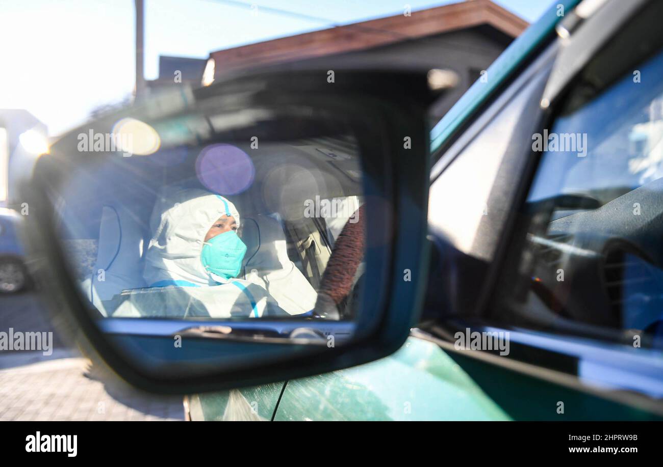 (220223) -- HOHHOT, 23. Februar 2022 (Xinhua) -- Zhao Yonghong wartet in einem Wohngebiet in Hohhot, der Autonomen Region Innere Mongolei im Norden Chinas, auf Aufgaben zur Abgabe von Nukleinsäuretests, 22. Februar 2022. Nach dem jüngsten COVID-19-Ausbruch in Hohhot hat sich der 55-jährige Taxifahrer Zhao Yonghong dazu entschlossen, als Freiwilliger an vorderster Front zu arbeiten, der auf seine Art und Weise zur Bekämpfung der Epidemie beitragen kann. Jeden Tag fährt Zhao zwischen Probenahmestellen und Testlabors, die vollständig mit Schutzausrüstung abgedeckt sind, hin und her und liefert Nukleinsäuretestproben. Derzeit haben sich mehr als 500 lokale Taxis der epid der Stadt angeschlossen Stockfoto