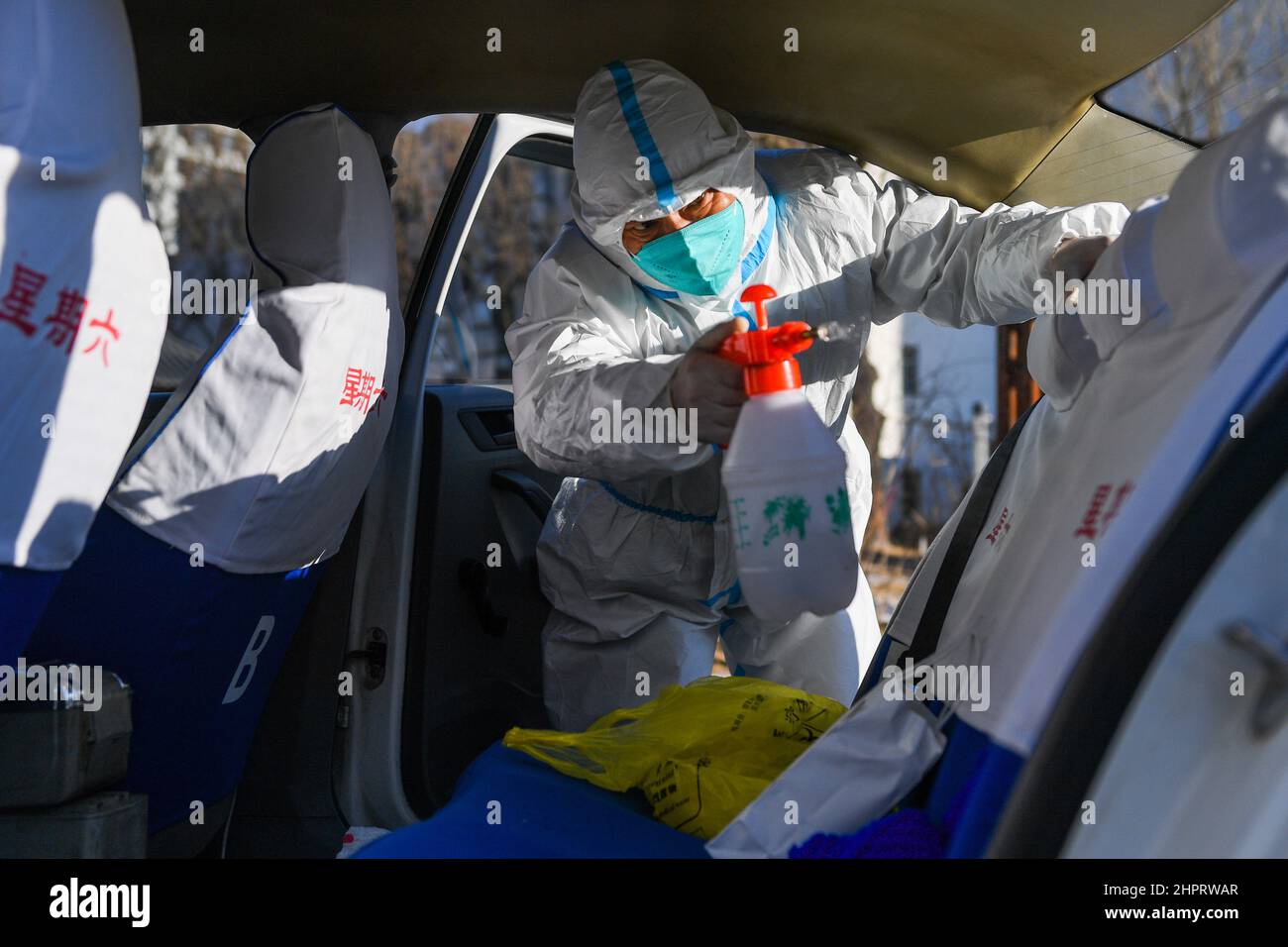 (220223) -- HOHHOT, 23. Februar 2022 (Xinhua) -- Zhao Yonghong desinfiziert sein Taxi in einem Wohngebiet in Hohhot, der Autonomen Region Innere Mongolei im Norden Chinas, am 22. Februar 2022. Nach dem jüngsten COVID-19-Ausbruch in Hohhot hat sich der 55-jährige Taxifahrer Zhao Yonghong dazu entschlossen, als Freiwilliger an vorderster Front zu arbeiten, der auf seine Art und Weise zur Bekämpfung der Epidemie beitragen kann. Jeden Tag fährt Zhao zwischen Probenahmestellen und Testlabors, die vollständig mit Schutzausrüstung abgedeckt sind, hin und her und liefert Nukleinsäuretestproben. Derzeit haben sich mehr als 500 lokale Taxis der epidemischen Prävention und Kontrolle der Stadt angeschlossen. ( Stockfoto