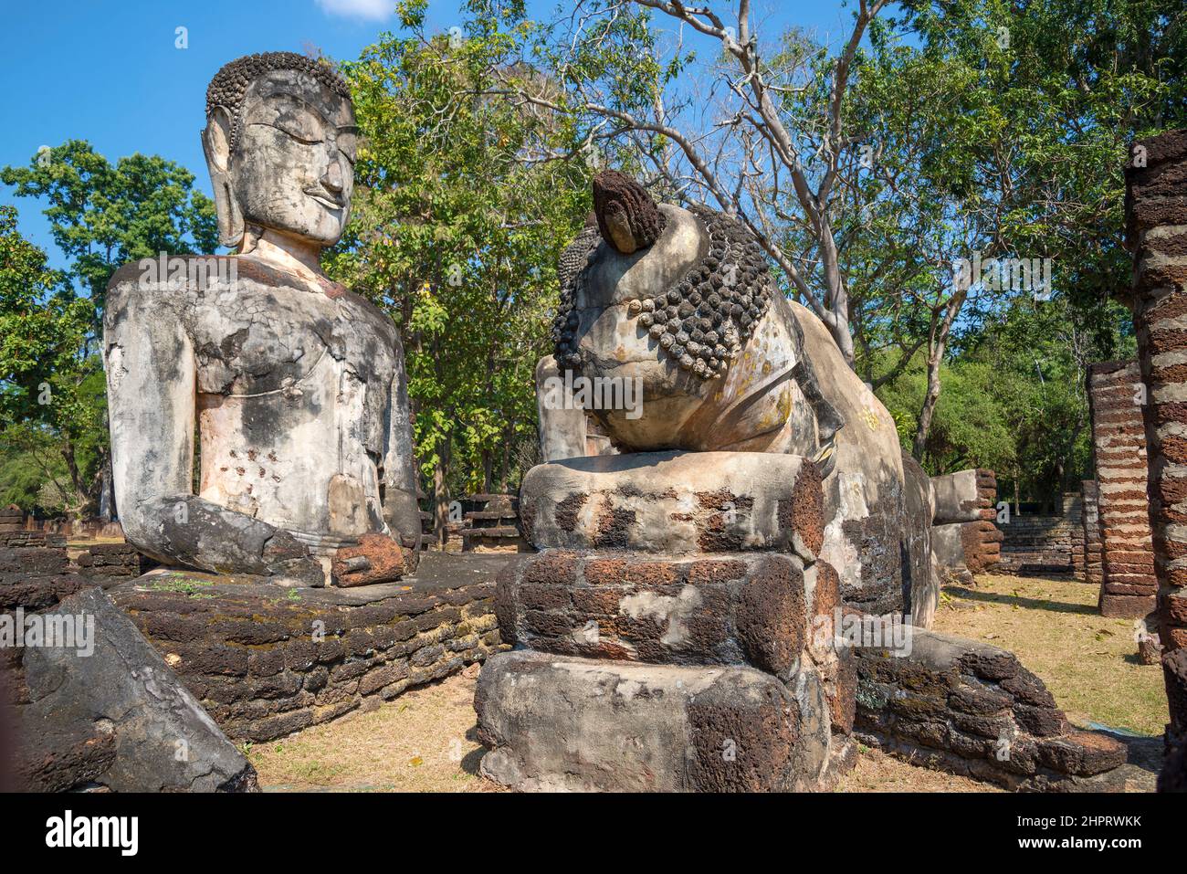 Alte Buddha-Statuen auf den Ruinen des buddhistischen Tempels von Wat Phra Kaew. Kamphaeng Phet, Thailand Stockfoto