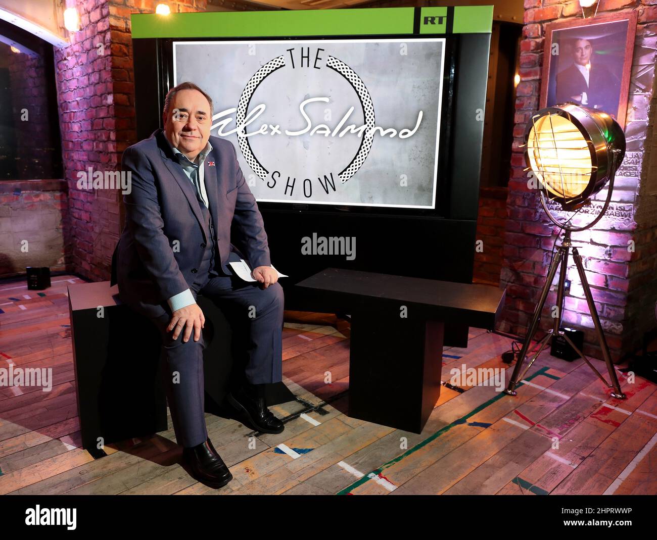 Datei-Foto vom 09/11/17 des ehemaligen schottischen Ersten Ministers Alex Salmond während der Eröffnung seiner RT-Chat-Show der Alex Salmond Show im Millbank Tower in London. Premierminister Boris Johnson stimmte während der Fragestunde des Premierministers mit dem liberaldemokratischen Abgeordneten Jamie Stone überein, dass es eine 'Schande' ist, dass der ehemalige schottische erste Minister Alex Salmond im russischen staatlichen Sender Russia Today (RT) erscheint. Ausgabedatum: Mittwoch, 23. Februar 2022. Stockfoto