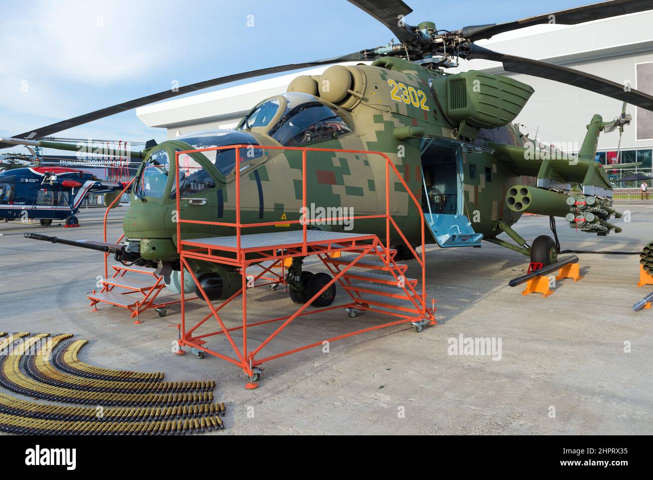 REGION MOSKAU, RUSSLAND - 25. AUGUST 2022: Nahaufnahme des Mi-35m Transport- und Kampfhubschraubers. Ausstellung des militärisch-technischen Forums 'Army-2020' Stockfoto