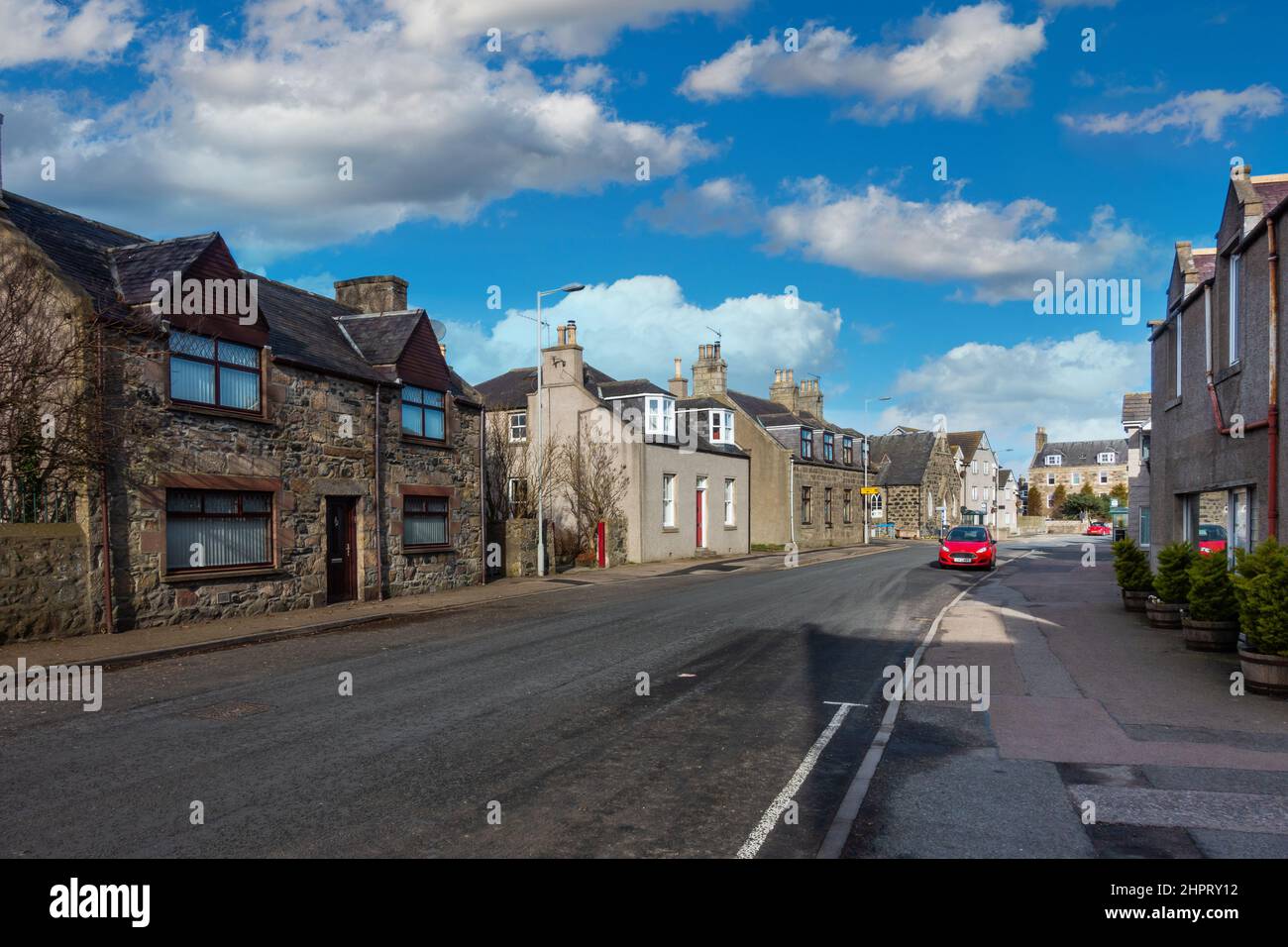 Die Hauptstraße im Küstendorf Newburgh, Aberdeenshire, Schottland Stockfoto