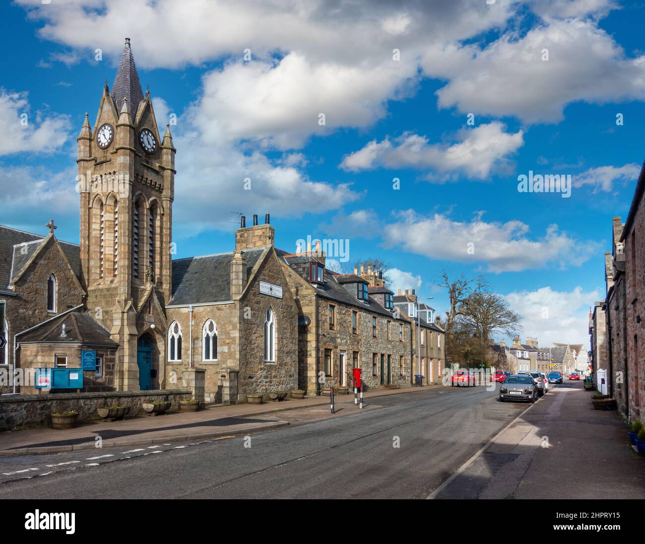 Die Hauptstraße im Küstendorf Newburgh, Aberdeenshire, Schottland Stockfoto