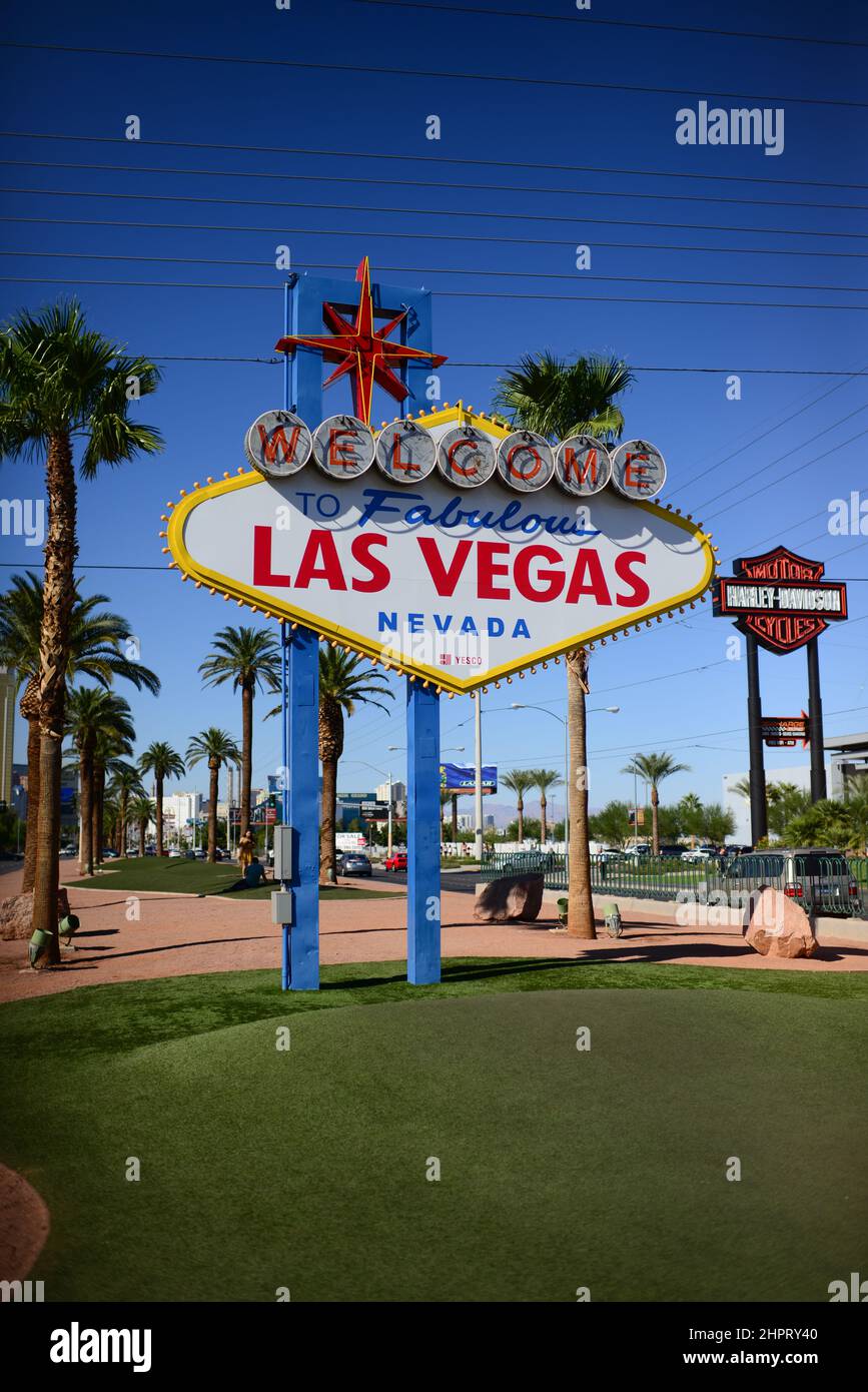 Das „Welcome to Fabulous Las Vegas“-Schild ist ein Wahrzeichen von Las Vegas, das im Mai 1959 finanziert und kurz darauf von Western Neon errichtet wurde. Stockfoto