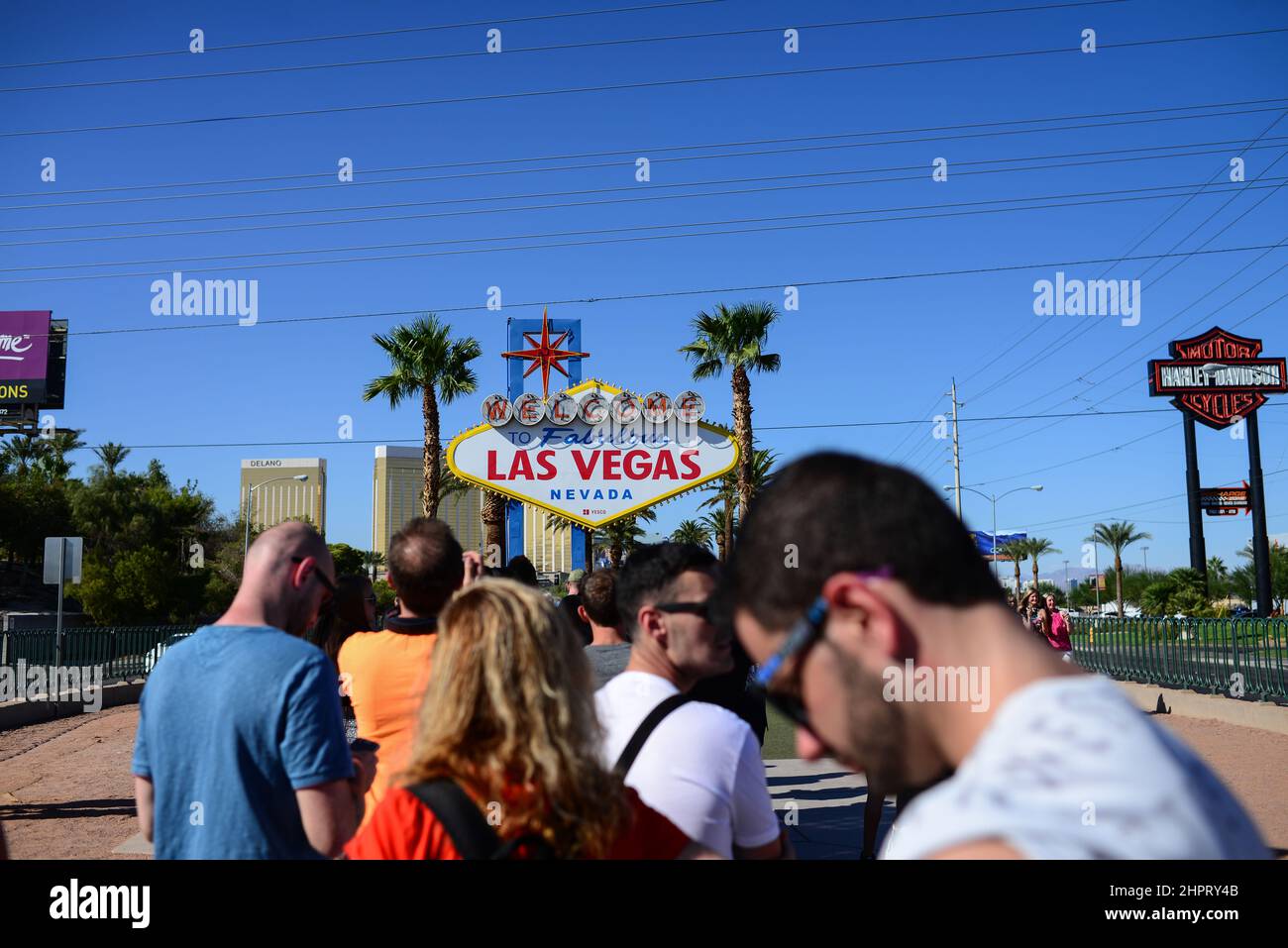 Besucher warten in einer Schlange, um ein Foto mit dem Schild Welcome to Fabulous Las Vegas zu machen, einem Wahrzeichen, das im Mai 1959 finanziert und kurz darauf von Western errichtet wurde Stockfoto