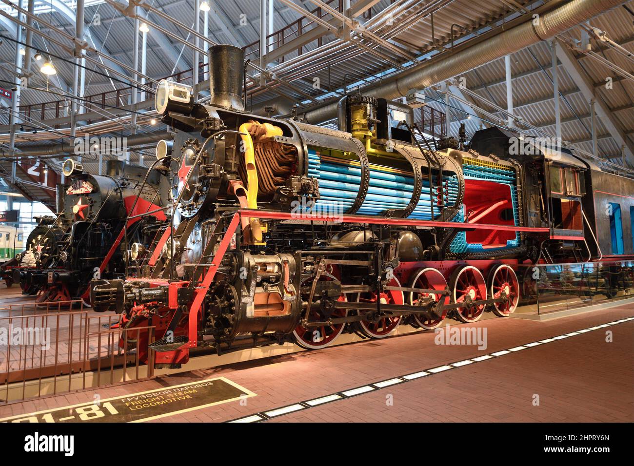 ST. PETERSBURG, RUSSLAND - 17. FEBRUAR 2022: Demonstration der inneren Struktur der am weitesten verbreiteten Dampflokomotive der Sowjetunion. Museu Stockfoto