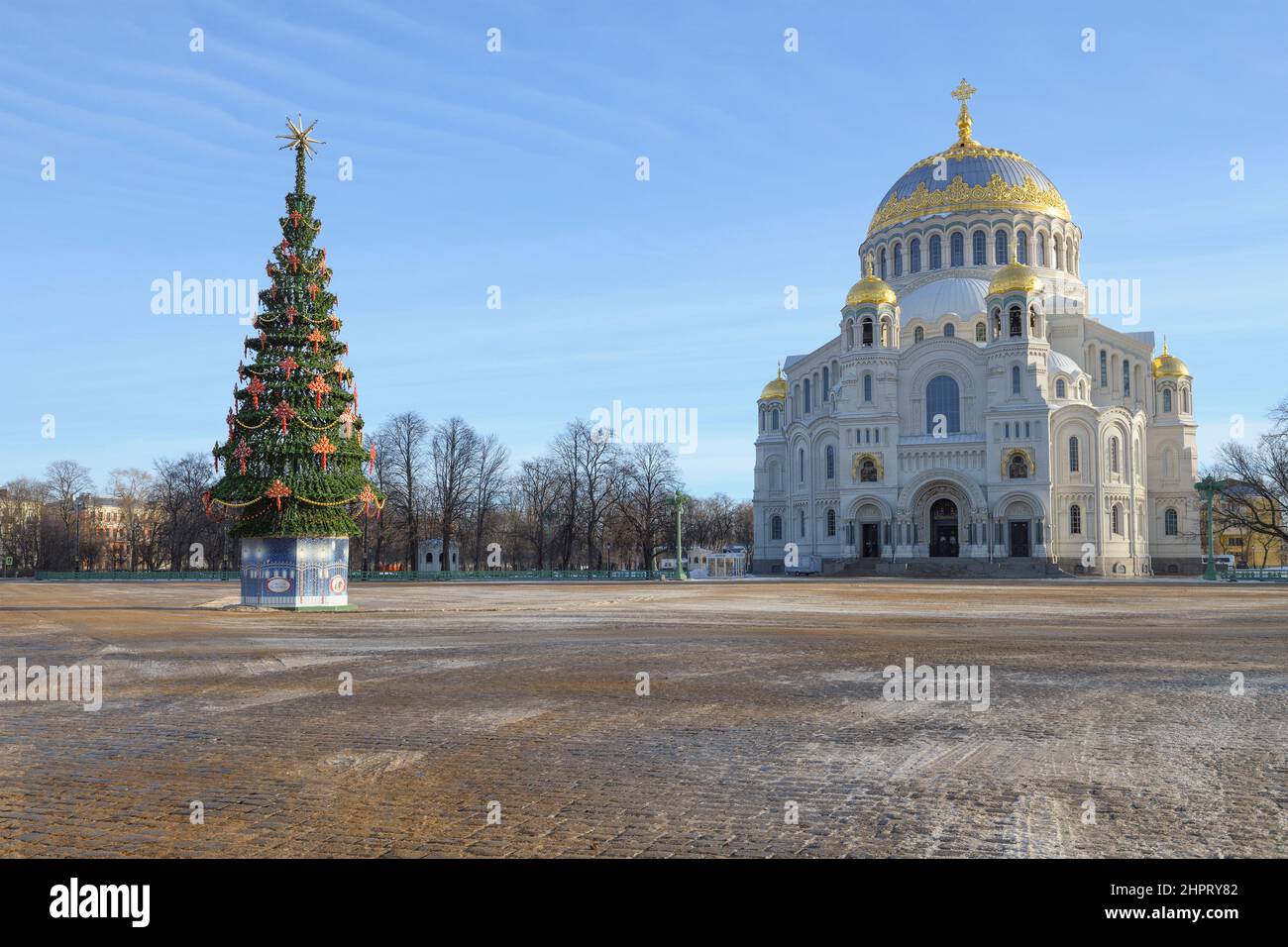 KRONSHTADT, RUSSLAND - 18. JANUAR 2022: Blick auf den Weihnachtsbaum und die St. Nikolaus-Marinekathedrale auf dem Ankerplatz an einem sonnigen Januarmorgen Stockfoto