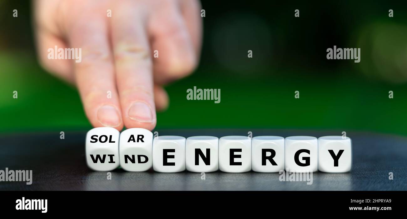 Würfel bilden die Ausdrücke „Windenergie“ und „Sonnenenergie“. Stockfoto