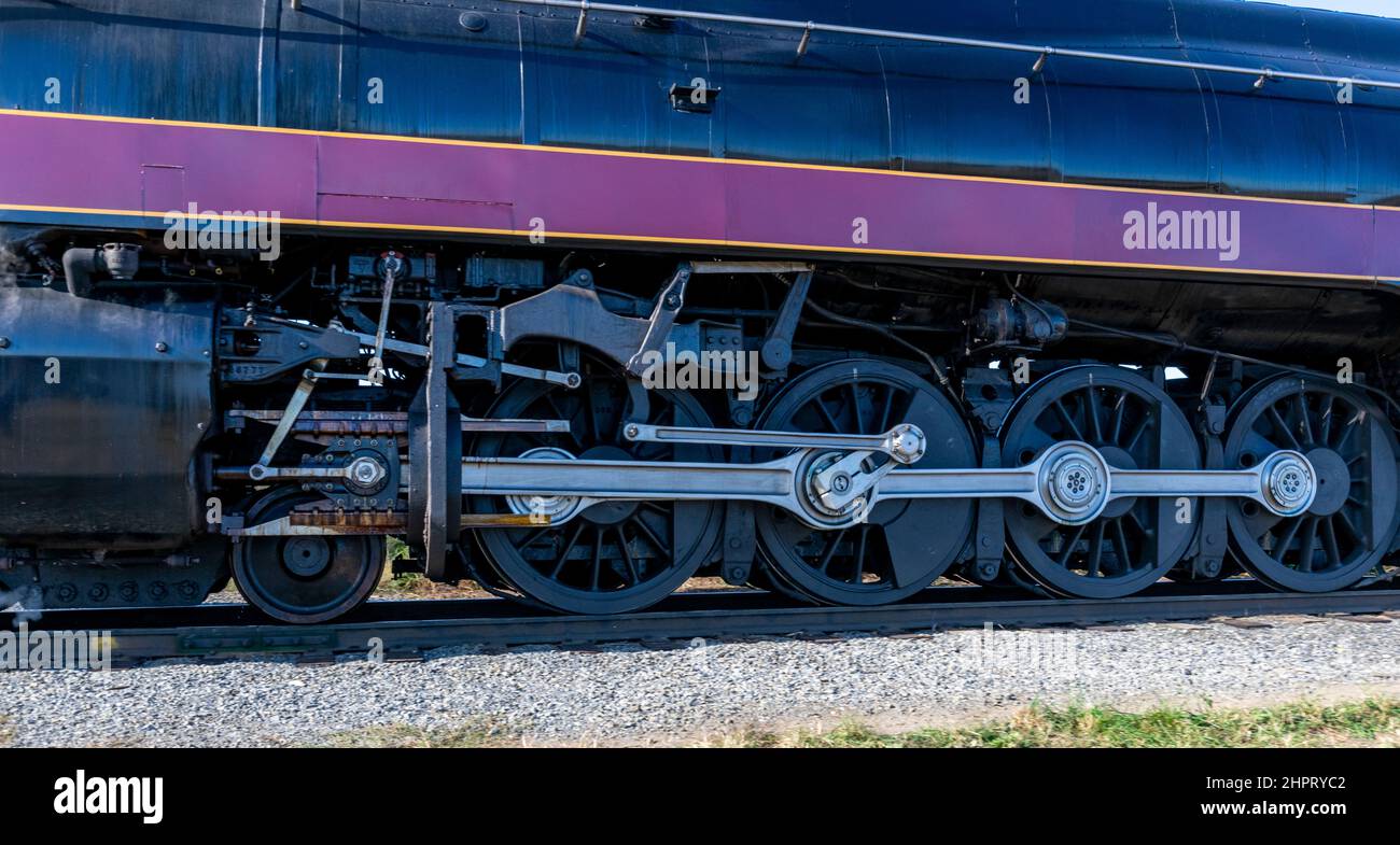 Eine Nahaufnahme der Antriebsausrüstung einer Dampflokomotive, die sich auf einen Arbeitstag vorbereitet Stockfoto