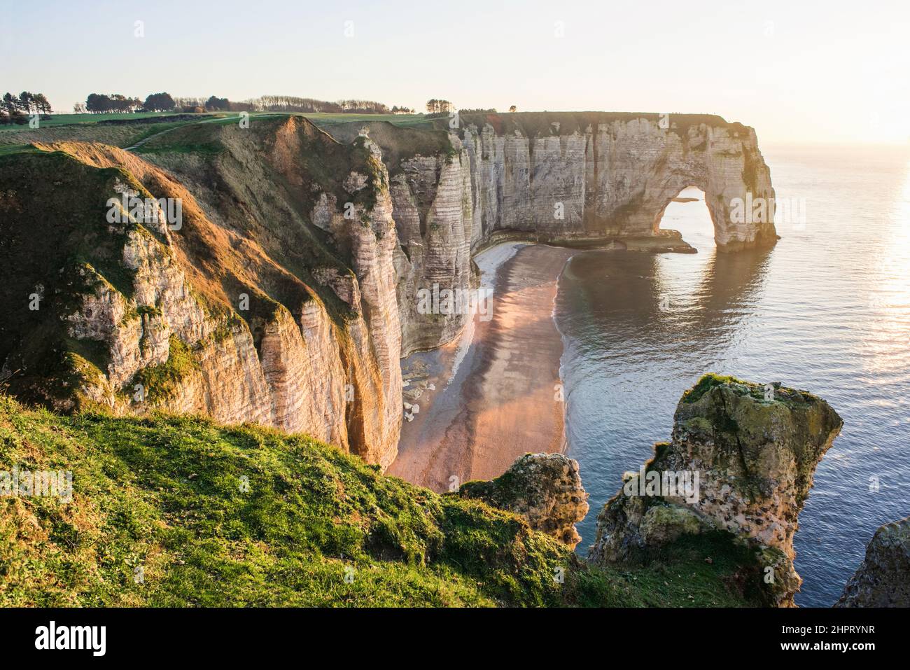 Schöner Strand und Klippen in der Normandie in der Nähe von Etretat Stadt bei Sonnenuntergang, Frankreich. Beliebtes Reiseziel und Touristenattraktion in Europa Stockfoto