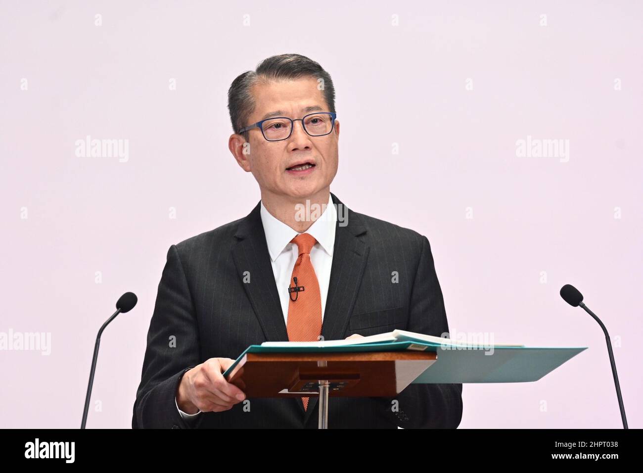 Hongkong. 23rd. Februar 2022. Paul Chan, Finanzsekretär der Regierung der Sonderverwaltungsregion Hongkong (HKSAR), hält am 23. Februar 2022 in Hongkong, Südchina, die Rede zum Haushaltsplan 2022-23. DAZU: 'HKSAR gov't enthüllt riesiges Budget, um COVID-19 zu bekämpfen' Credit: Xinhua/Alamy Live News Stockfoto