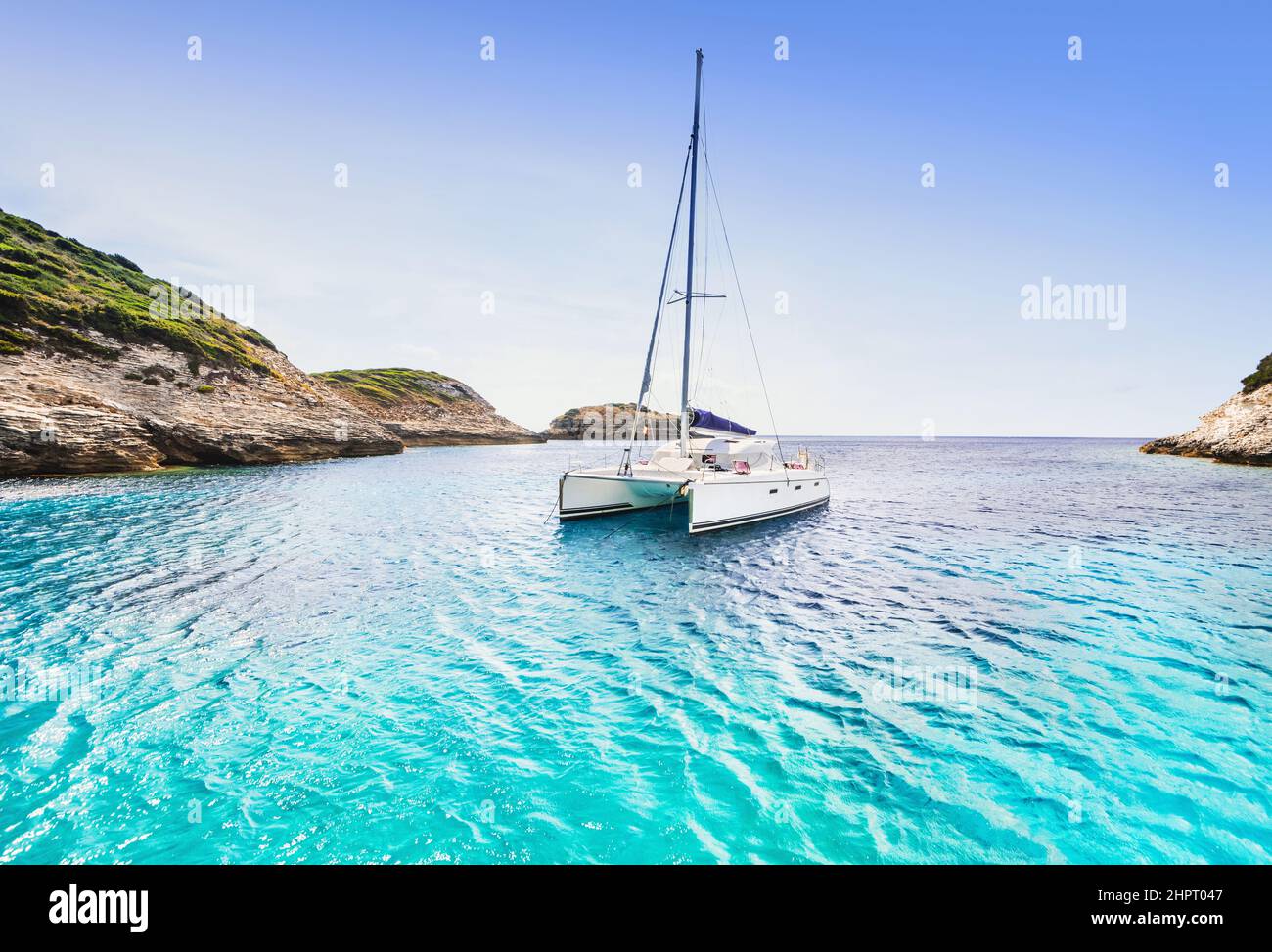 Schöne Bucht mit Segelboot-Katamaran, Korsika-Insel, Frankreich Stockfoto