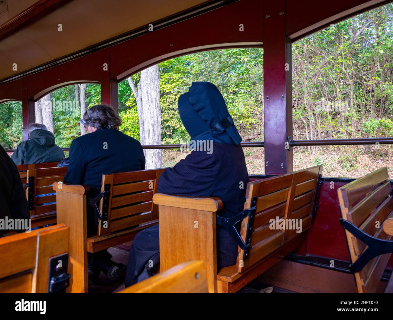 Amish-Leute, die an einem sonnigen Herbsttag Eine Zugfahrt in einem Open Air-Auto Unternehmen Stockfoto