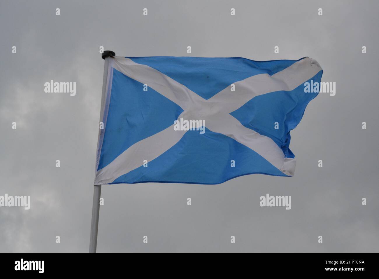 Schottland National Flag Flying - Blaue und Weiße Flagge - Windy Bewölkt Day - Yorkshire - UK Stockfoto