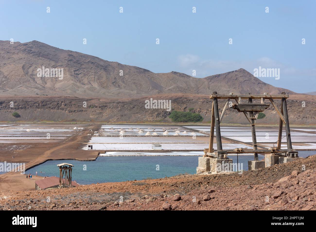 Alte Seilbahn und Salzverdampfungsteiche im Krater, Pedra de Lume, Sal (IIha do Sal), República de Cabo (Kap Verde) Stockfoto