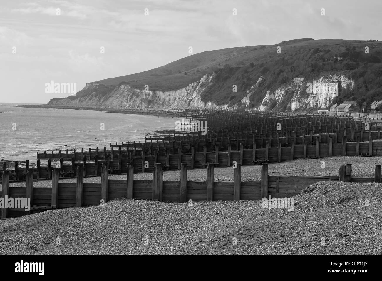 Eastbourne Beach mit Reihen von Seegruben, East Sussex, Großbritannien Stockfoto