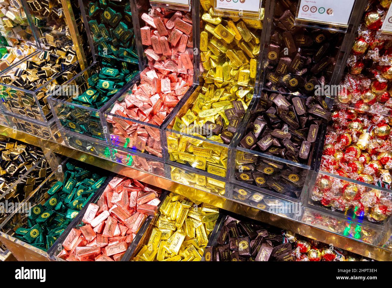 Italienische Gianduja-Schokolade in Folienverpackungen bei Eataly, London, Großbritannien Stockfoto