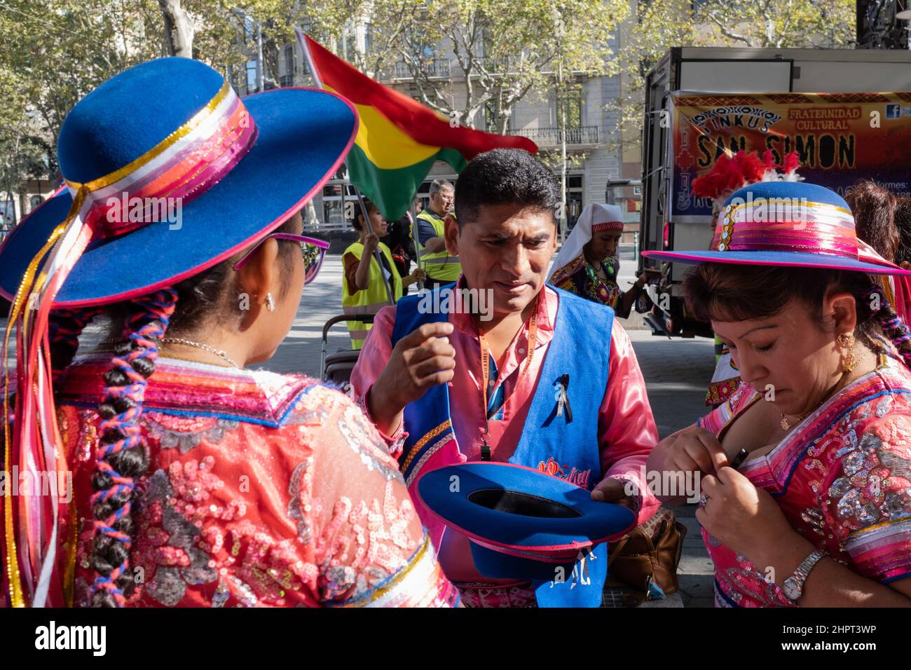 Bolivianische Menschen tragen farbenfrohe Hüte und Kleider während des Dia de la Hispanidad (Tag des hispanischen Erbes) in Barcelona, Spanien. Stockfoto