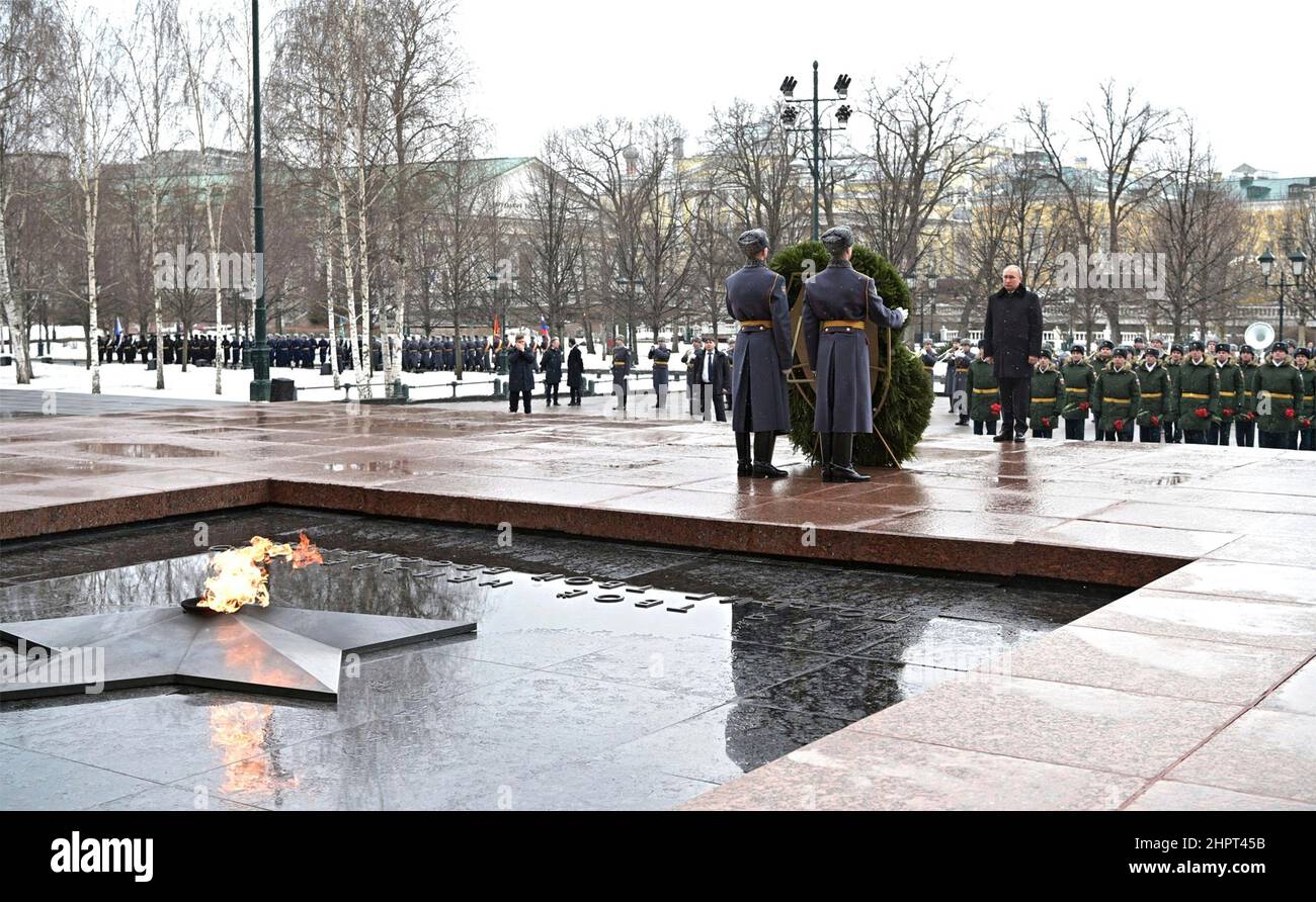Moskau, Russland. 23rd. Februar 2022. Der russische Präsident Wladimir Putin nimmt am 23. Februar 2022 in Moskau, Russland, an einer Kranzniederlegung am Grab des unbekannten Soldaten an der Kreml-Mauer Teil. Die Zeremonie ist Teil der Feierlichkeiten zum Vaterlandsverteidiger. Quelle: Alexei Nikolsky/Kremlin Pool/Alamy Live News Stockfoto