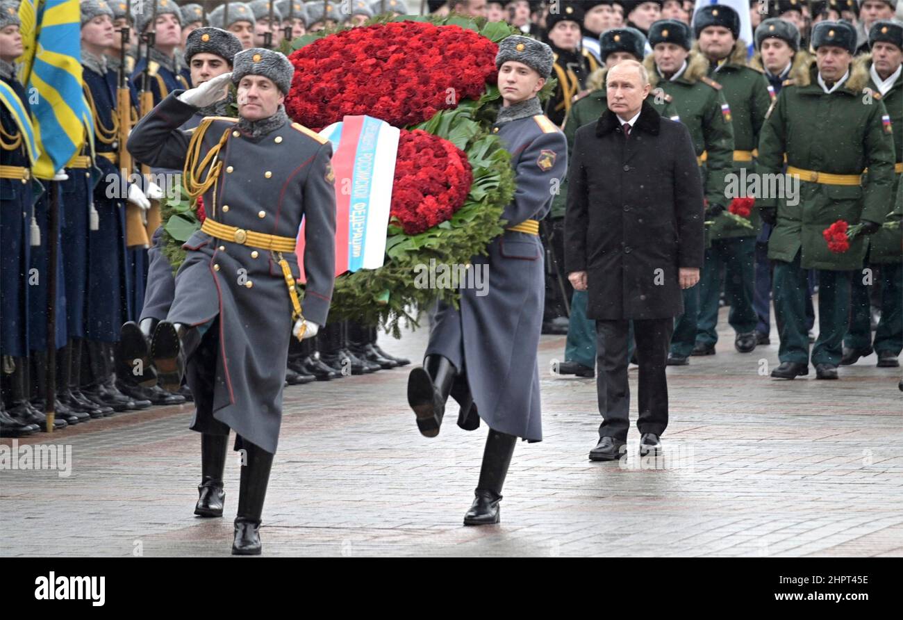 Moskau, Russland. 23rd. Februar 2022. Der russische Präsident Wladimir Putin nimmt am 23. Februar 2022 in Moskau, Russland, an einer Kranzniederlegung am Grab des unbekannten Soldaten an der Kreml-Mauer Teil. Die Zeremonie ist Teil der Feierlichkeiten zum Vaterlandsverteidiger. Quelle: Alexei Nikolsky/Kremlin Pool/Alamy Live News Stockfoto