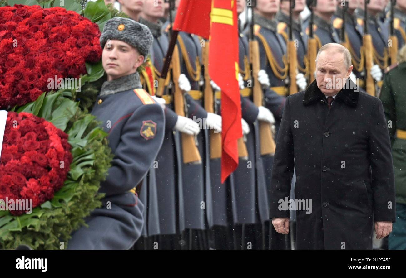 Moskau, Russland. 23rd. Februar 2022. Der russische Präsident Wladimir Putin nimmt am 23. Februar 2022 in Moskau, Russland, an einer Kranzniederlegung am Grab des unbekannten Soldaten an der Kreml-Mauer Teil. Die Zeremonie ist Teil der Feierlichkeiten zum Vaterlandsverteidiger. Quelle: Alexei Nikolsky/Kremlin Pool/Alamy Live News Stockfoto