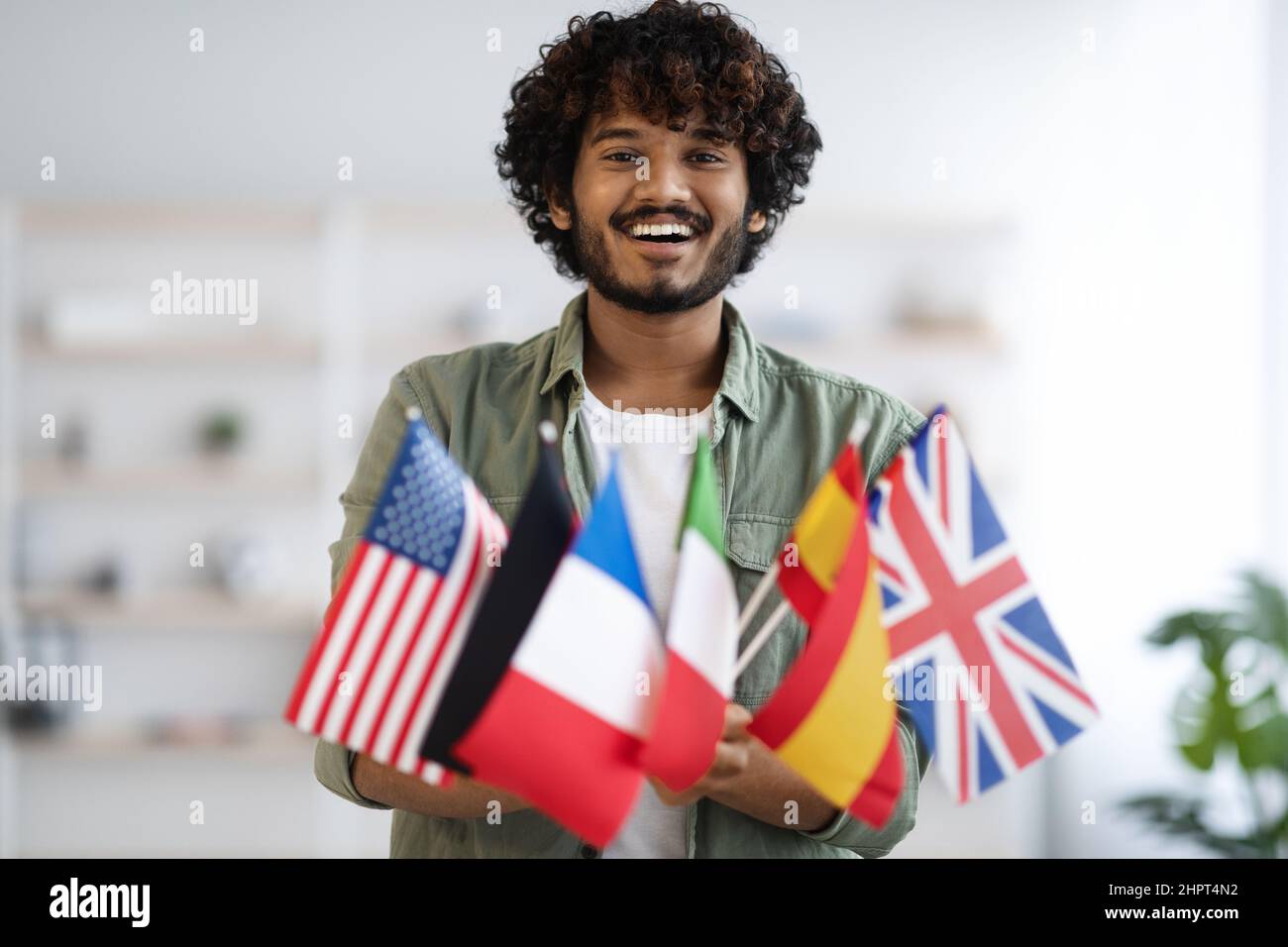 Fröhlicher indischer Kerl mit Fahnen Stockfoto