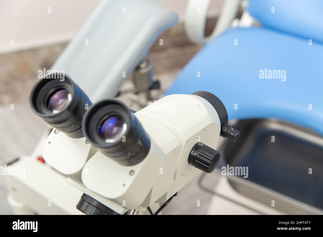 Kolposkop Nahaufnahme auf dem Hintergrund des gynäkologischen Stuhls. Professionelle Ausrüstung Gynäkologe in der Klinik. Stockfoto