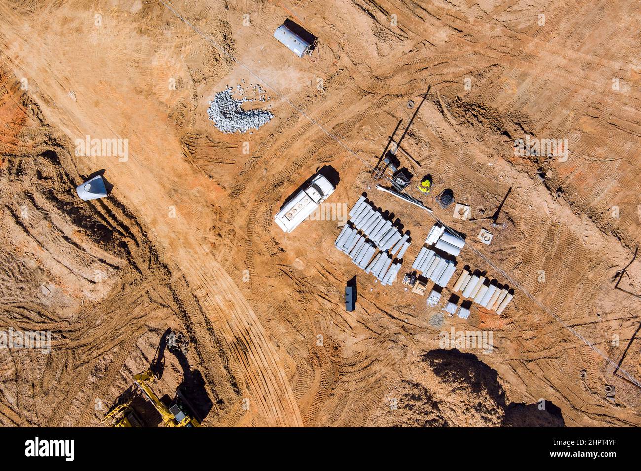 Neue Rundkanalisations-Betonringe für die Kanalisation von vorbereitenden Baustoffen Stockfoto