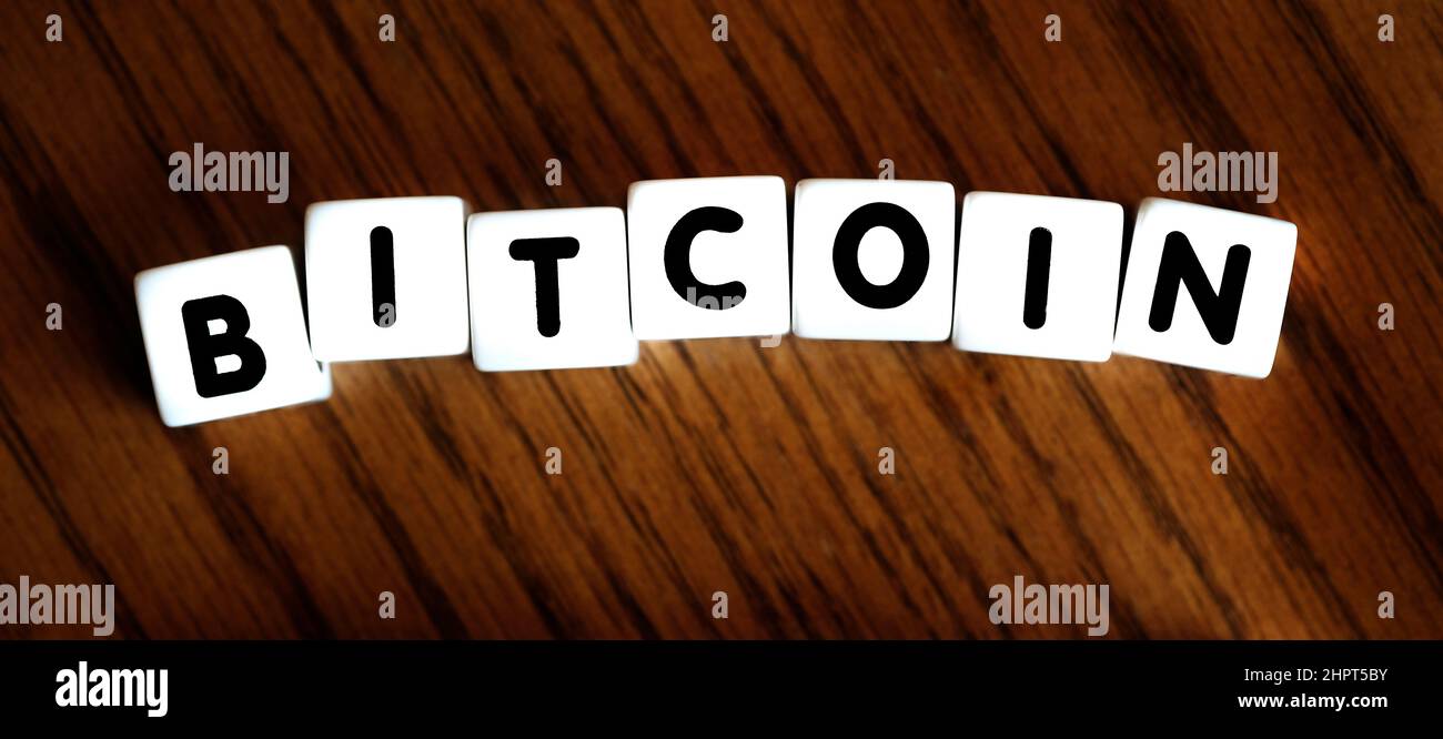 Bitcoin Reichtum mit Buchstaben geschrieben blockiert Würfel, die digitale Reichtümer darstellen Und Investitionen Stockfoto