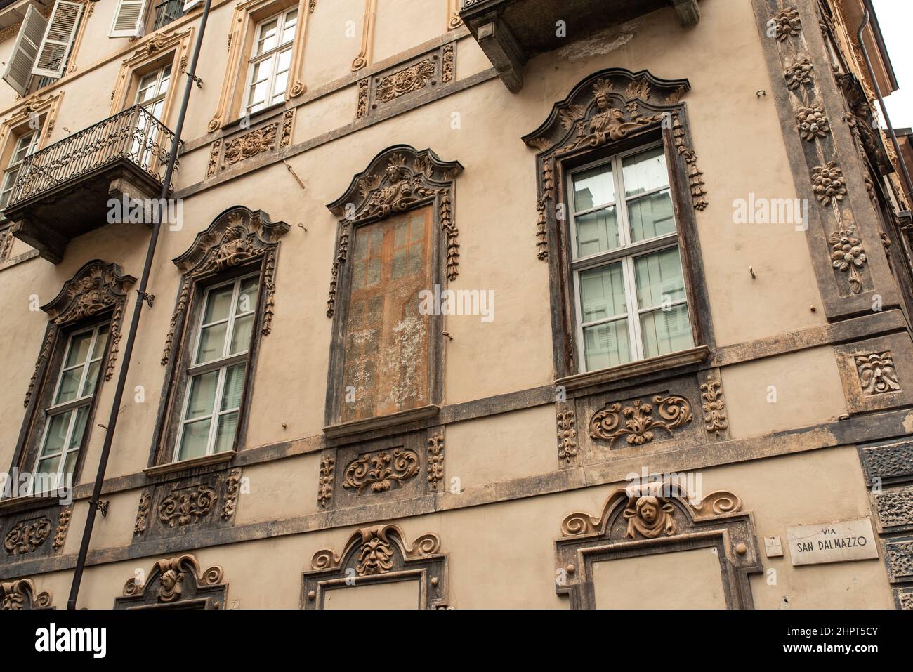 Turin, Italien - August 2021: Alte Fassaden mit Fenstern der Gebäude entlang der Via San Dalmazzo Stockfoto