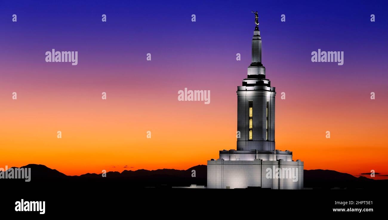 Pocatello Idaho LDS Mormon Letzter-Tag Saint Temple mit Lichtern bei Sonnenuntergang Angel Moroni Stockfoto
