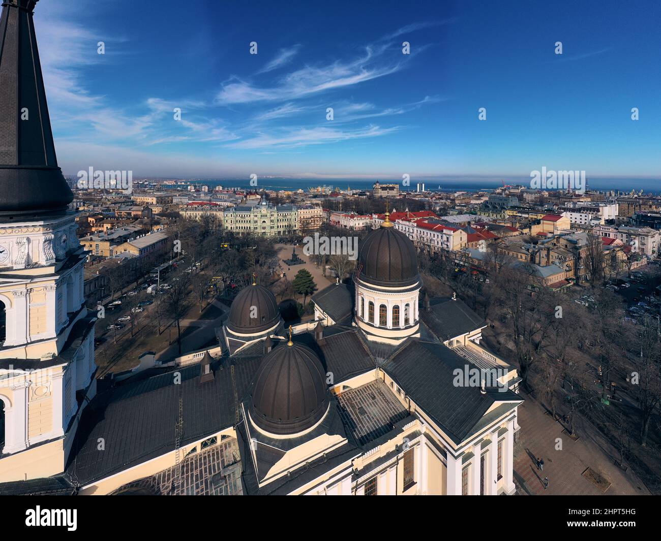 Winterluftpanorama das Stadtzentrum mit orthodoxer Kathedrale in Odessa, Ukraine. Drohnenaufnahmen, Sonnentag. Stockfoto