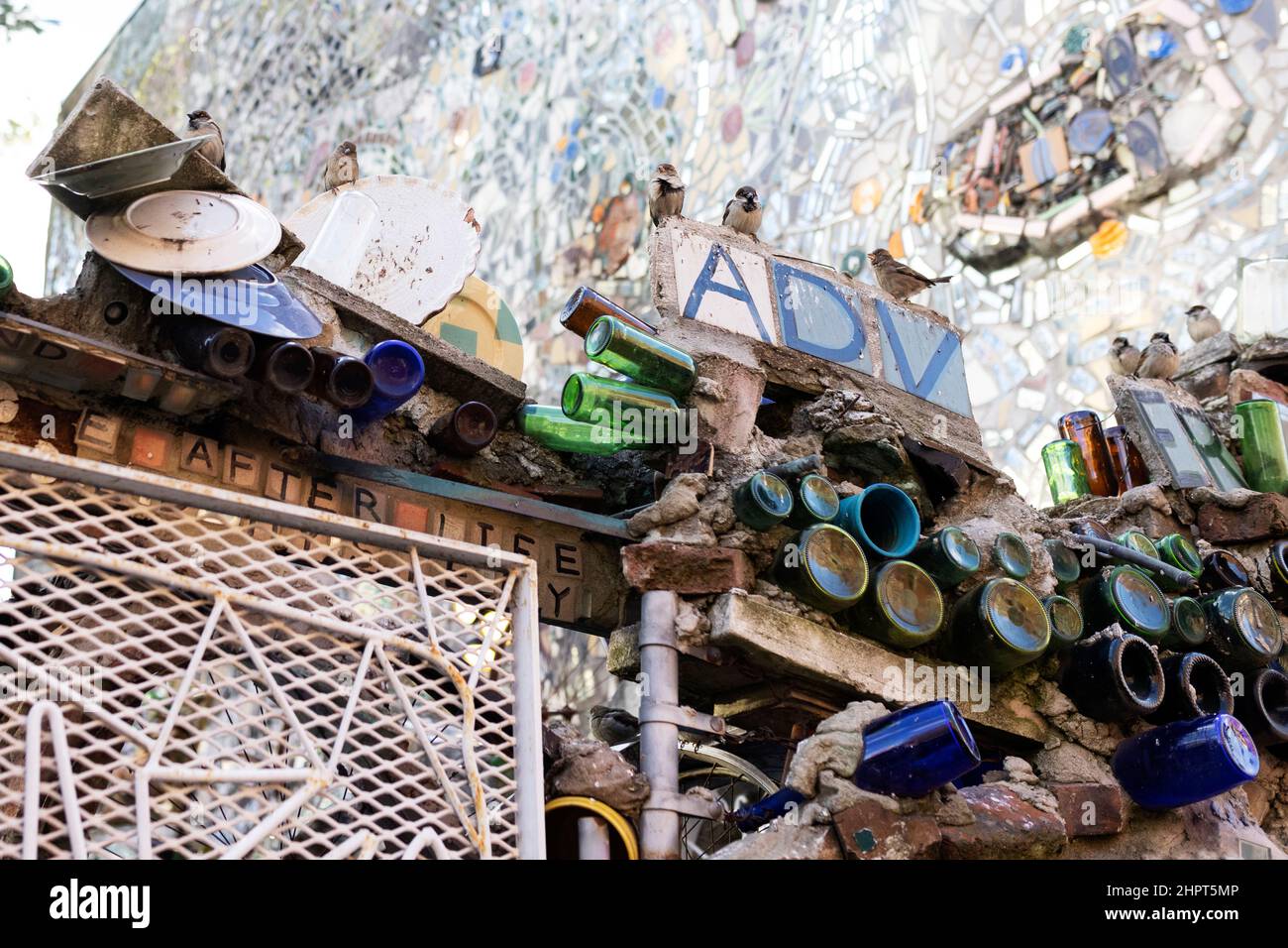 Das Äußere der Magic Gardens, eine Mosaikinstallation für Volkskunst im Zentrum von Philadelphia, Pennsylvania, USA. Stockfoto