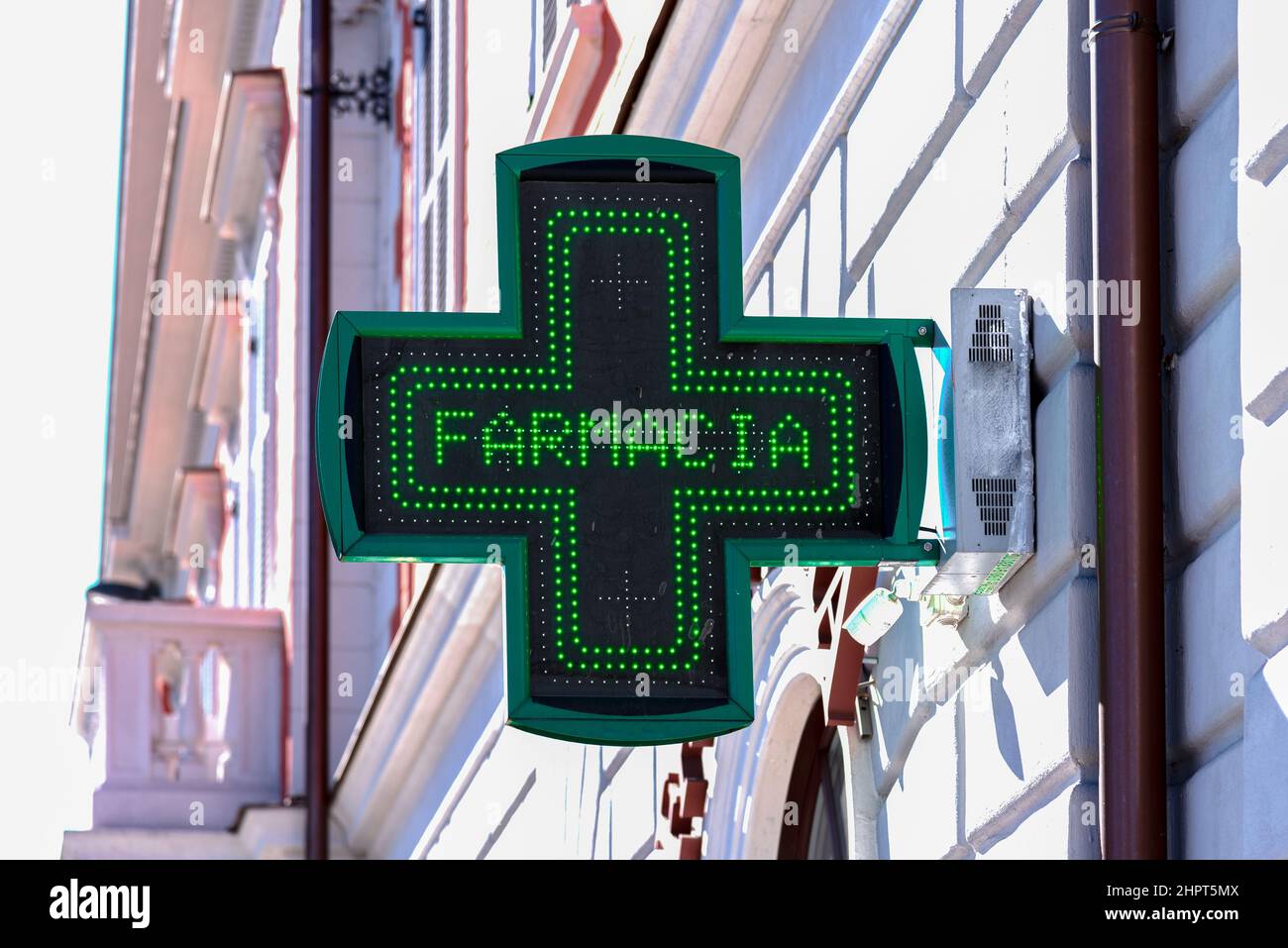 Grünes Kreuz Apotheke Schild, geführt ligth, auf italienische Farmacia Stockfoto