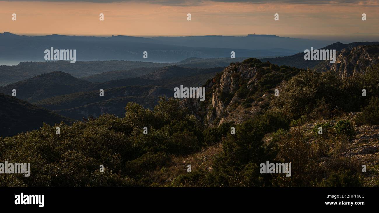 Blick von der Luberon-Bergkette in das durance-Tal mit den Alpilles in der Ferne im Abendlicht. Provence, Frankreich . Stockfoto